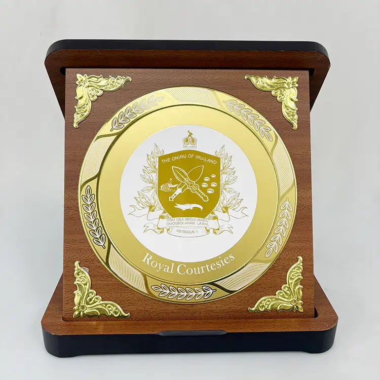 Trophée Pliable en Bois avec Plaque Circulaire Aluminium Personnalisable