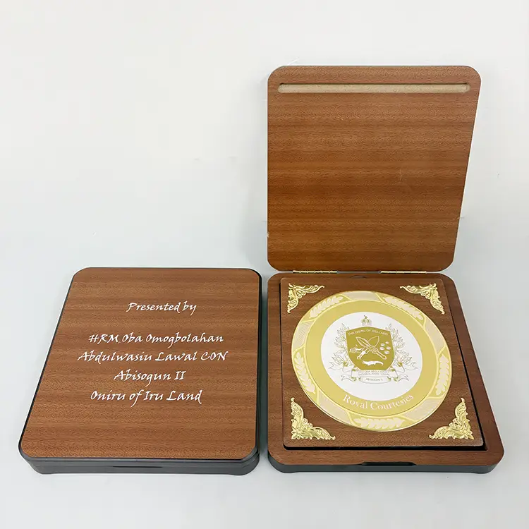 Trophée Pliable en Bois avec Plaque Circulaire Aluminium Personnalisable