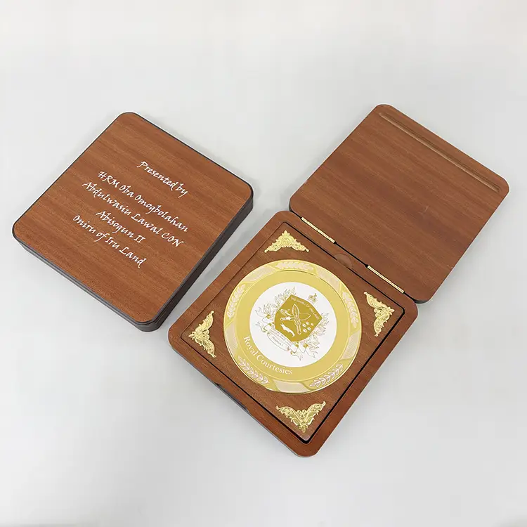 Trophée Pliable en Bois avec Plaque Circulaire Aluminium Personnalisable